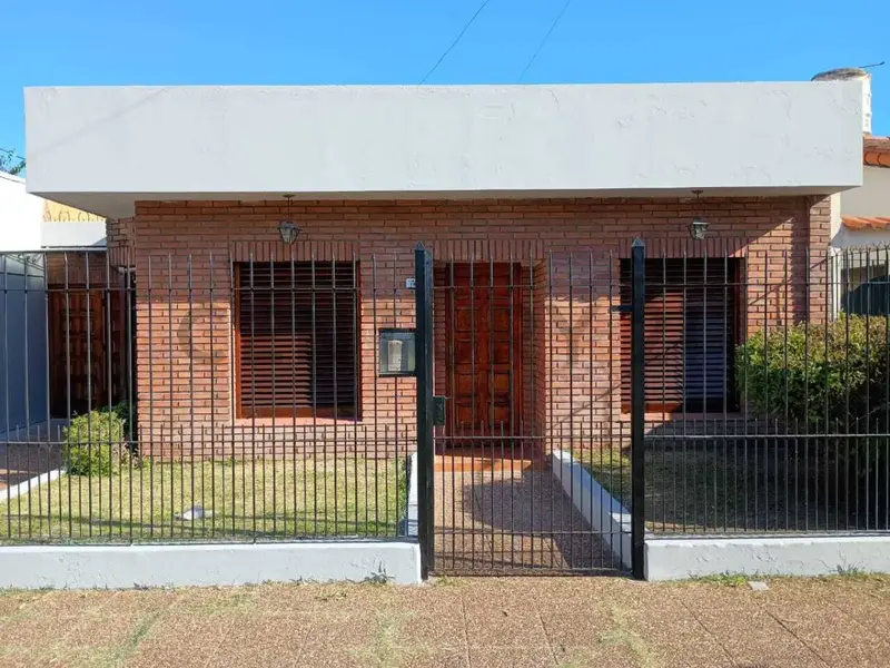 Casa en venta · Quilmes Oeste, Quilmes, GBA Sur, Provincia de Buenos Aires Casa en venta · Quilmes Oeste, Quilmes, GBA Sur, Provincia de Buenos Aires