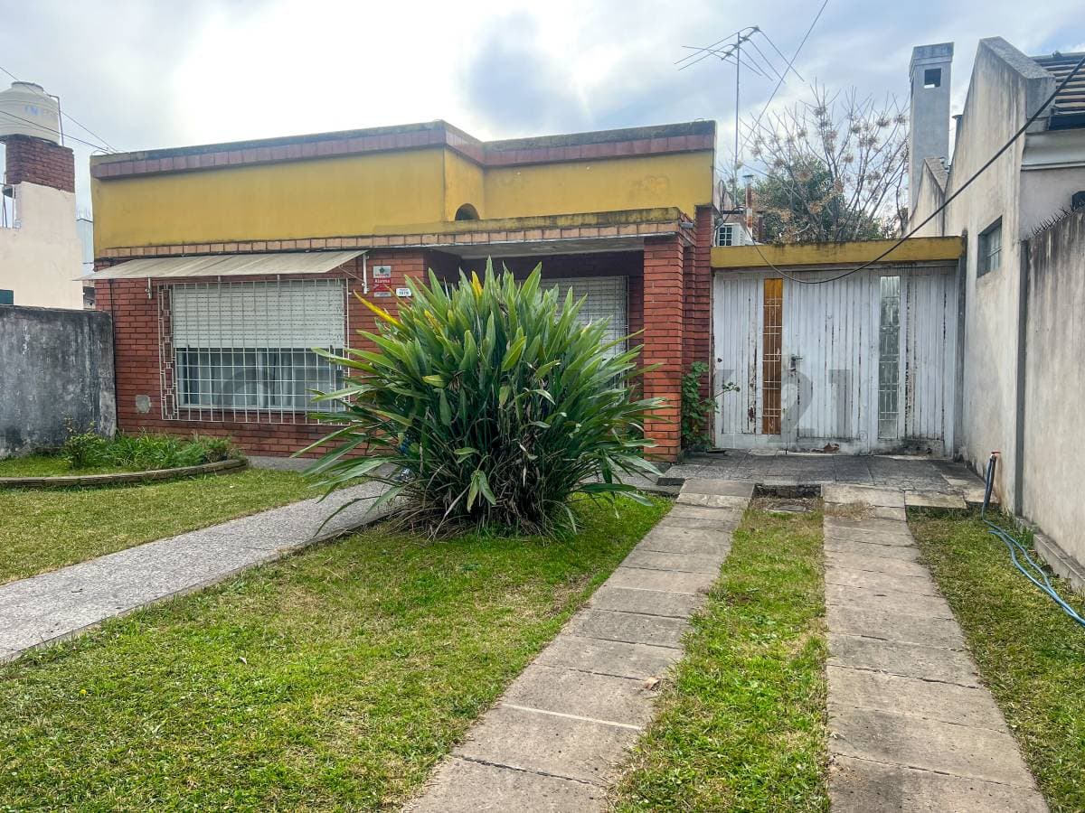 Casa en venta · Castelar, Morón, GBA Oeste, Provincia de Buenos Aires Casa en venta · Castelar, Morón, GBA Oeste, Provincia de Buenos Aires