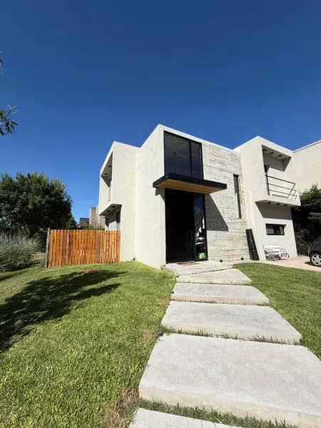 Casa en venta · Grand Bourg, Malvinas Argentinas, GBA Norte, Provincia de Buenos Aires Casa en venta · Grand Bourg, Malvinas Argentinas, GBA Norte, Provincia de Buenos Aires