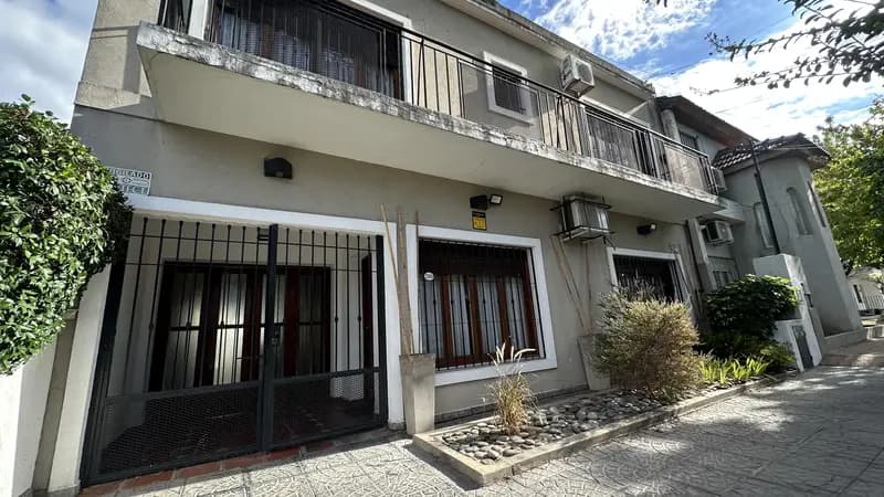 Casa en venta · Castelar, Morón, GBA Oeste, Provincia de Buenos Aires Casa en venta · Castelar, Morón, GBA Oeste, Provincia de Buenos Aires