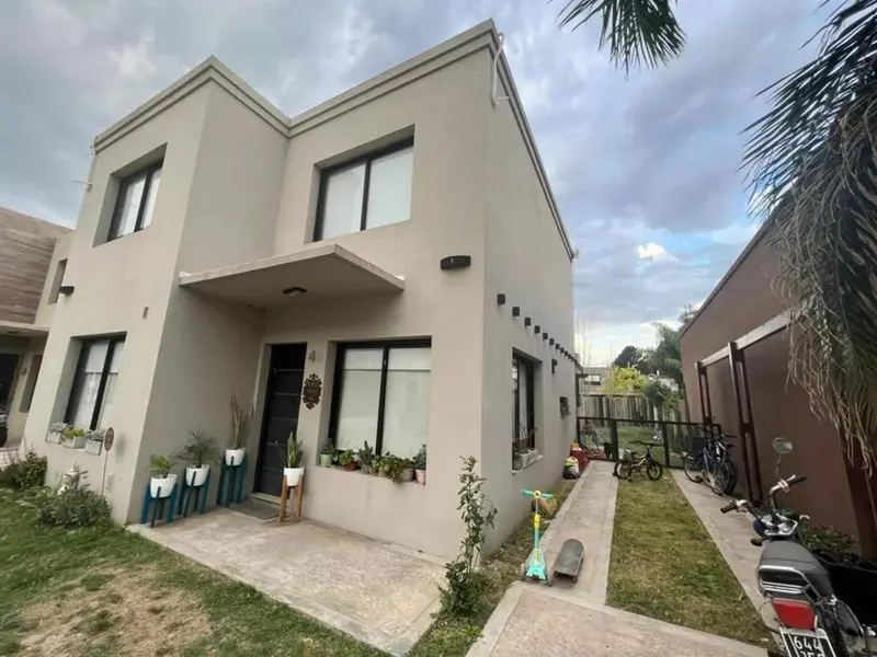 Casa en venta · Villa Gobernador Udaondo, Ituzaingó, GBA Oeste, Provincia de Buenos Aires Casa en venta · Villa Gobernador Udaondo, Ituzaingó, GBA Oeste, Provincia de Buenos Aires