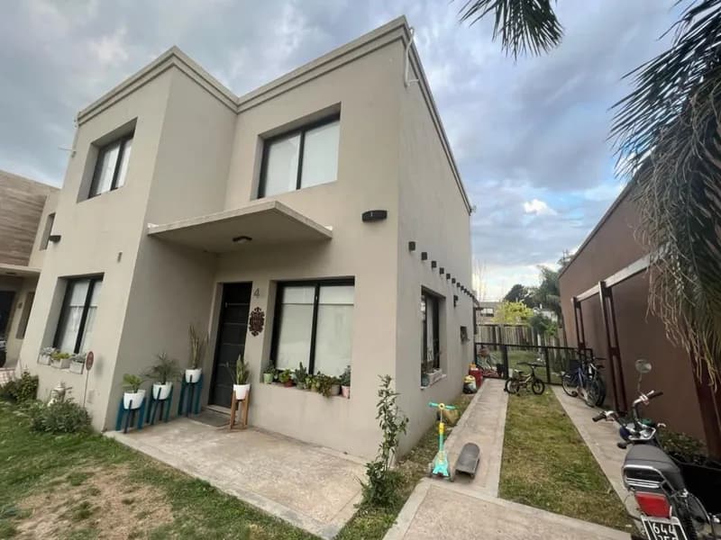 Casa en venta · Villa Gobernador Udaondo, Ituzaingó, GBA Oeste, Provincia de Buenos Aires Casa en venta · Villa Gobernador Udaondo, Ituzaingó, GBA Oeste, Provincia de Buenos Aires